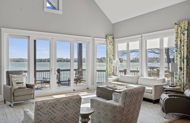 Welcome to Docks Orders - Amazing Lake Views & Amenities!