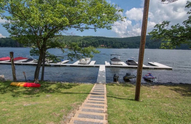 Welcome to Lakeski Lodge! Lake and Mountain View! Lake access and private dock!