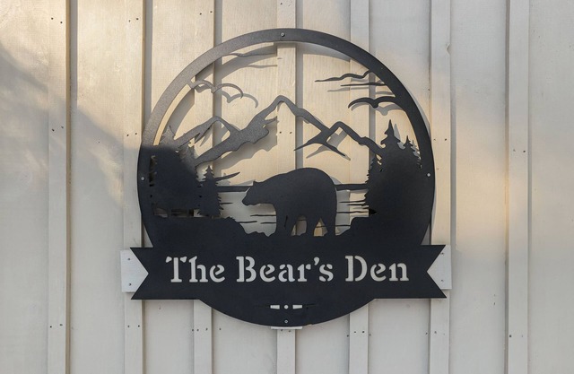 Welcome to The Bear's Den! Dog friendly and 5 minutes to Pleasant Mountain!