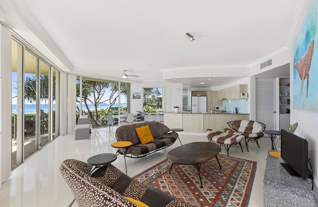 Bienvenido a Waves 101 Absolute Beachfront Beach Apartment.