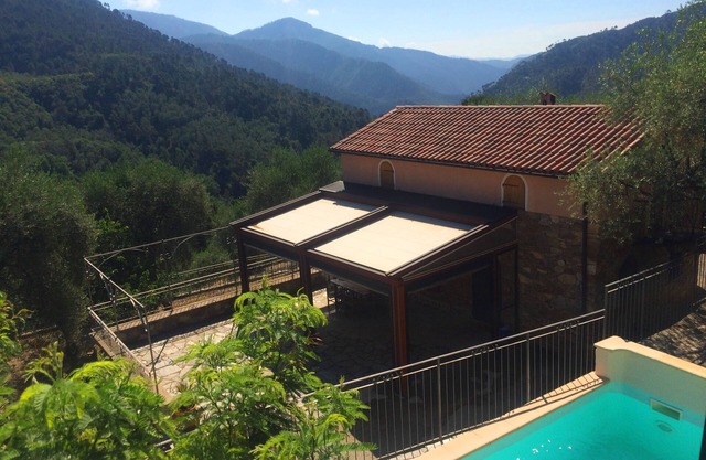 Villa acogedora y tranquila en un olivar centenario. Piscina y confort