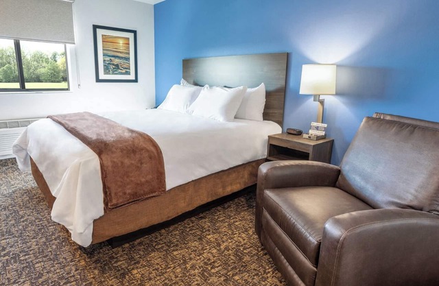 Welcoming Hotel w/ In-Room Kitchenettes, Pet-Friendly, Near Savannah Airport