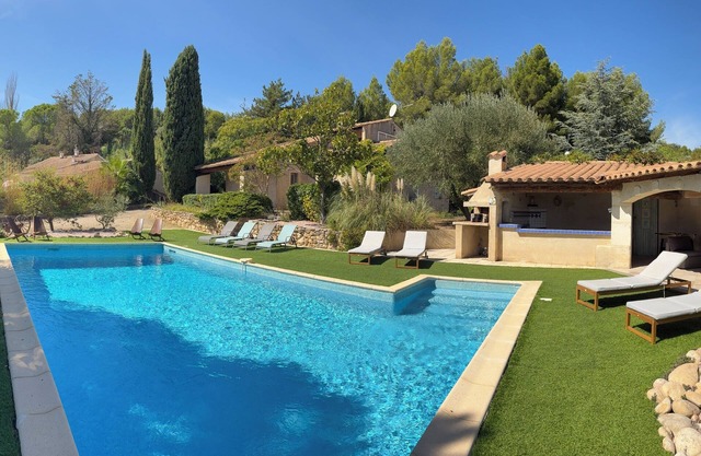 Villa espaciosa bien equipada con piscina privada entre mar / montaña