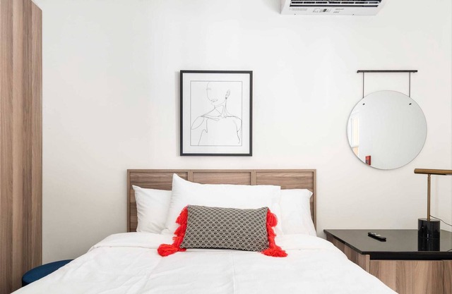 Well-equipped room in Quartier des Spectacles