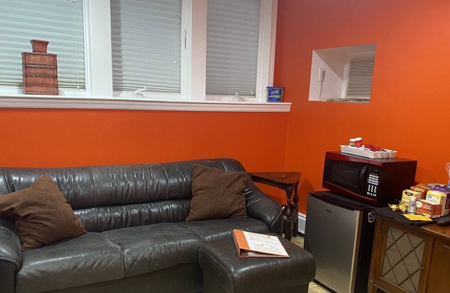 Wellesley. 1 mi. Babson, Wellesley collge- sep entry, AC, full bath,mwave,fridge