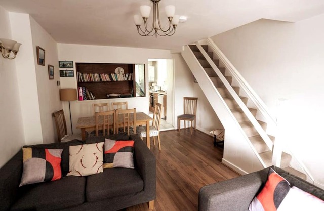 Welsh holiday home sleeps 5 close to beaches & mountains