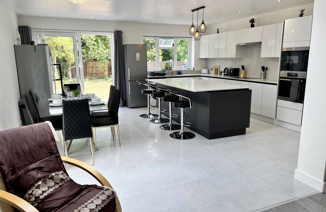 Wembley Stadium 5* Brand New House sleeps 14