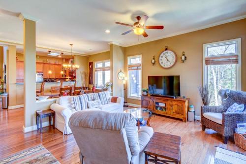 West Union Townhome with Patio and Lake View