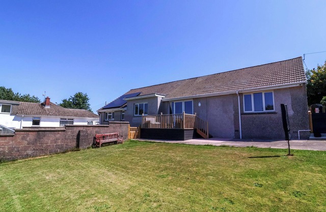 WEST VIEW, pet friendly, with a garden in Hatherleigh