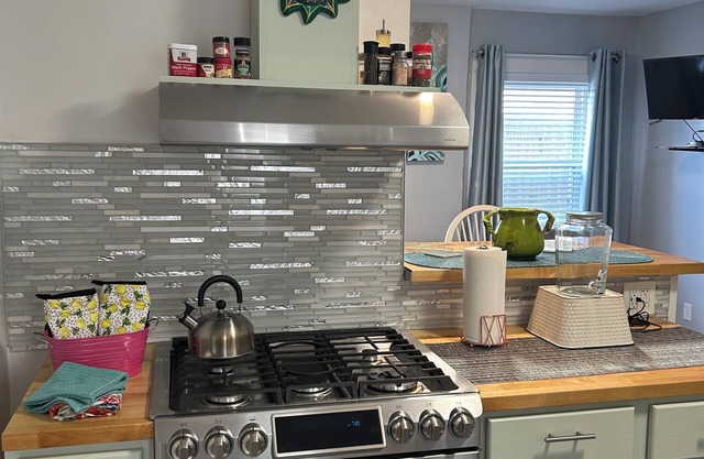 Westport!! 2 bedroom with AC, 2 queen beds, 1 sleeper sofa full kitchen.Location