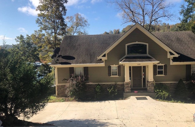 What a Life - Norris Lake Front House w/ dock, hot tub and NO-steps to lake