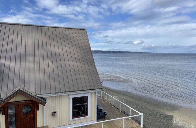 WhidbeyBeachHouse, Oceanfront Getaway on Private Beach 3BR·Office·fuboTV