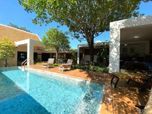 Whisper Oasis Chiang Mai - Your Chic Designer Jacuzzi Pool Villa with Daily Housekeeping