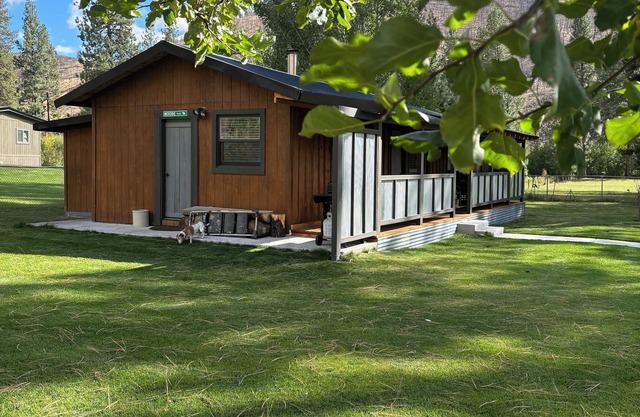 Susurrando cabina Moose acogedor en Pristine Lolo Creek Road