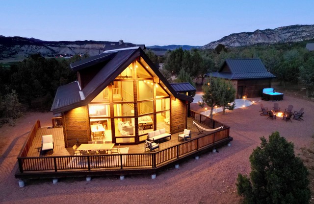 Panoramic & Unobstructed Views, Hot Tub, Perfect for Zion & Bryce