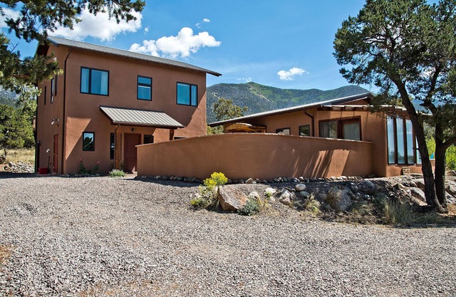 White Lotus House - 2 BR, 2.5 Bath Luxury Sanctuary in Crestone, Colorado
