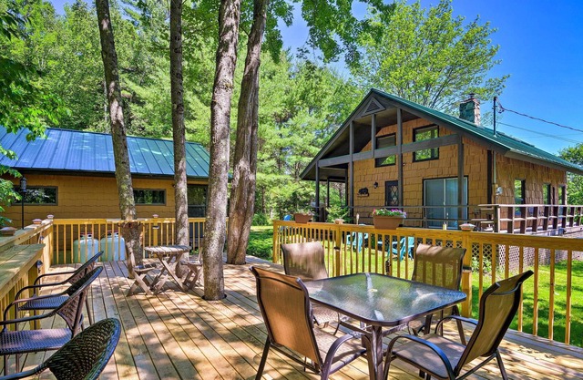 White Mountains Cottage w / Mountain & Lake Views!