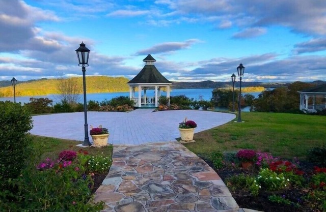 Whitestone Inn