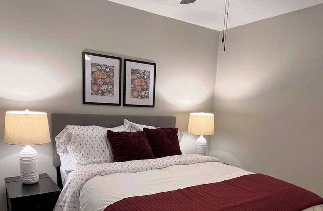 Whole House, No Stairs, King Bed, Kitchen & Backyard Patio