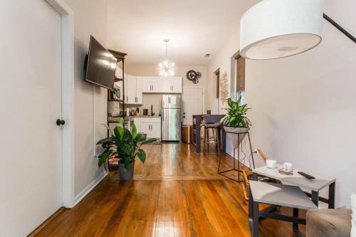 Wicker Park Flat with FREE Early Check-In & Late Checkout