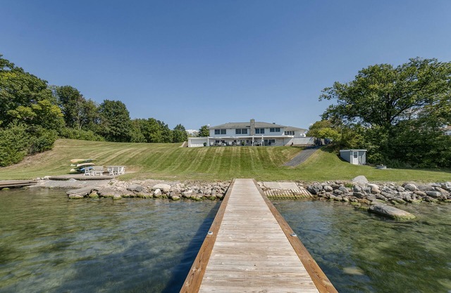 ¡NUEVO! Amplia casa en el lago Seneca con más de 200 'de frente al lago privado