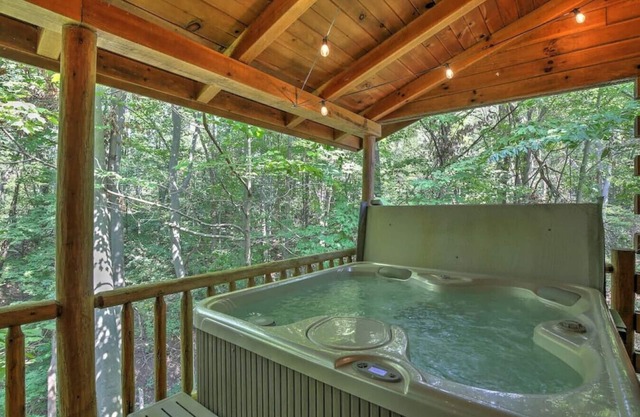 Hermosa cabaña con vista a arroyo con bañera de hidromasaje, cocina, chimenea y Mo