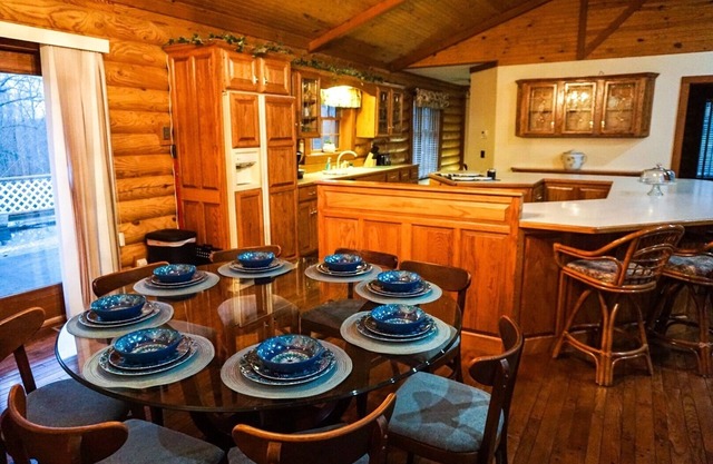 Log Cabin. 5 millas de Ky Lake, cama King, jacuzzi, mesa de billar, 1500 pies cuadrados lugar!