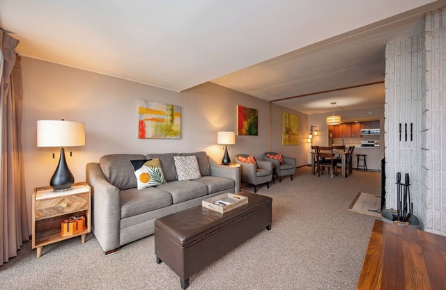 Will O' The Wisp 101B: Lakefront condo, one bedroom, sleeps four!