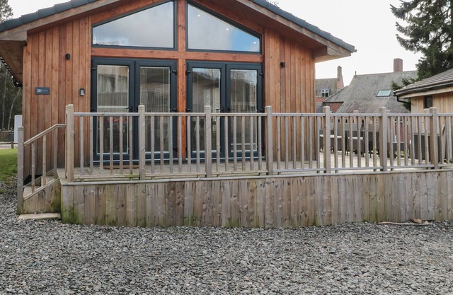 WILLOW LODGE, pet friendly, with hot tub in Otterburn