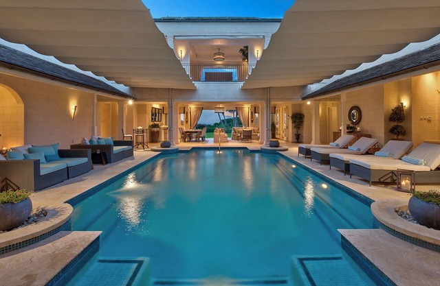 Villa suntuosa de cinco dormitorios, recientemente listada en la costa platino de Barbados.