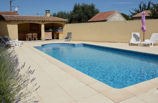 Casa de viticultores con piscina en Languedocienne Village rodeada de viñedos