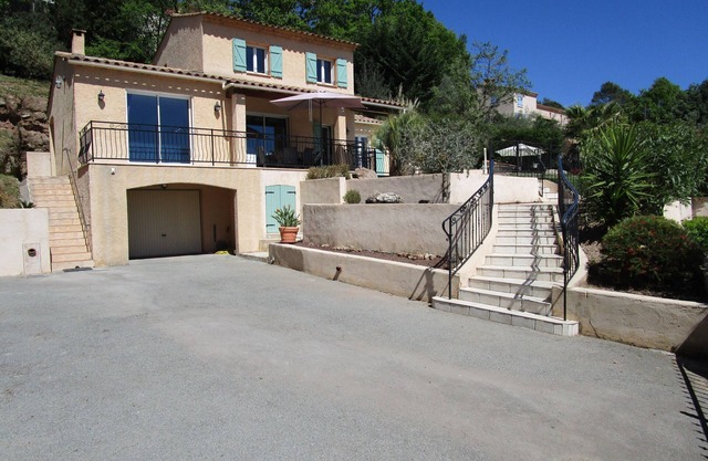 GANANDO EN UNA VILLA PRIVADA HERMOSA A 15 KM DE CÔTE AZUR.