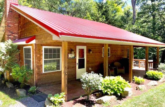 Winter Retreat! Private Stream,Walking Trails & Cozy Fireplace