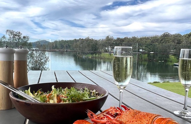Waterfront holiday home, perfect for skiing, fishing or kayaking!