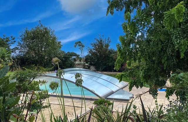 Con su piscina privada climatizada y asegurada por una cúpula, villa familiar