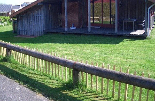 Casa de madera con chimenea en una zona rural y tranquila a 300 metros de la playa.