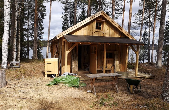 Wolverine lake cabin. Romantic log cabin is completely offgrid