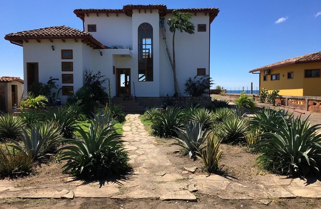 Maravillosa casa frente al mar con piscina, a pocos pasos del surf o la pesca