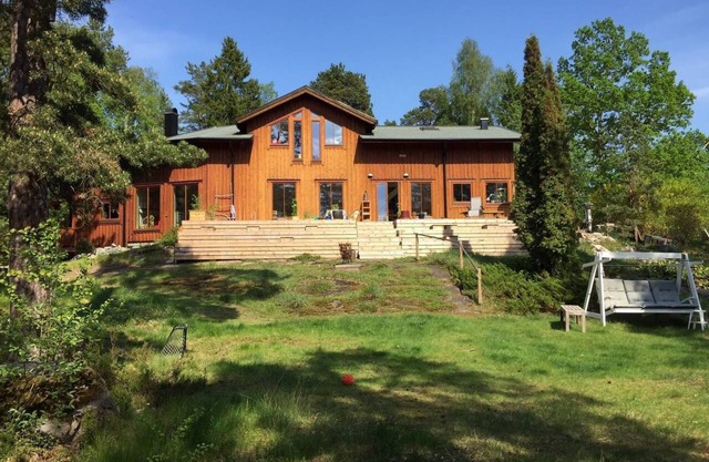 Maravillosa casa de madera para la familia en un lago en el campo de Estocolmo