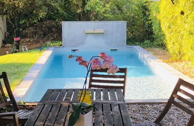 Casa de arquitecto con piscina al borde del campo