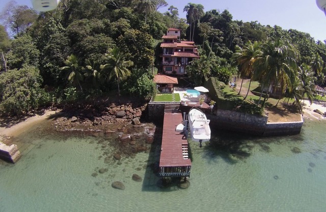 Maravillosa casa junto al agua en Angra dos Reis.