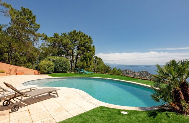 Estupenda casa de vacaciones privada con piscina privada, A/C, WIFI, TV, terraza y aparcamiento
