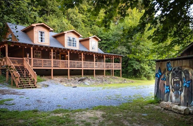 Wooded cabin on 47ac. Pvt trails. 17 mins to GSMNP