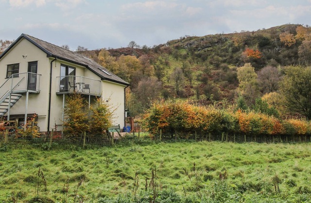 WOODLAND VIEW, romantic in Llanarmon-Yn-Ial
