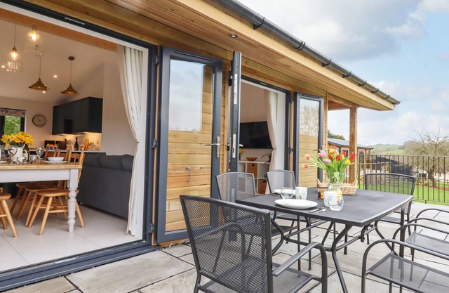 WOODPECKER LODGE, pet friendly, with a garden in Butterleigh