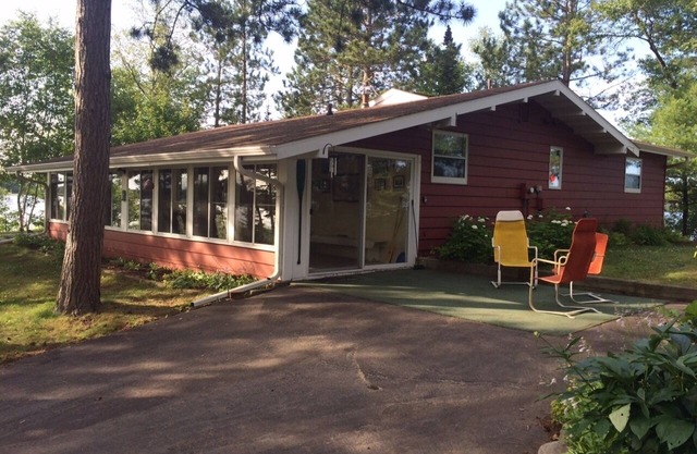Clase mundial, Cottage on Peninsula rodeada por el lago Nokomis