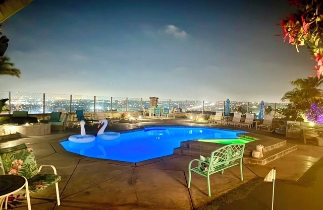 ¡Guauu! ¡Piscina privada y spa con vistas al océano / bahía / ciudad, aire acondicionado, barbacoa y más!