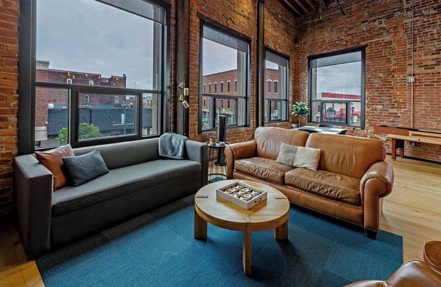 XCHNG Corner Luxury Loft, XCHNG. Modern Loft in the heart of Effingham.