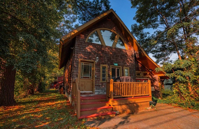 Xplorer I - Keene | Modernized Private Apartment in Town | Centrally Located to Major Trailheads