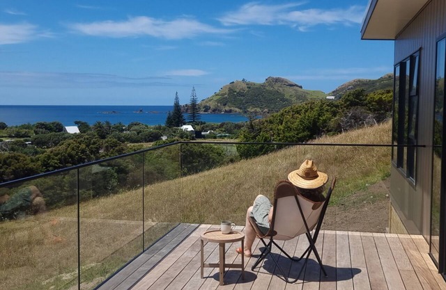 XSPOT Medlands - new 2 bed 2 bath pad - ocean views - 5 min. stroll to the beach